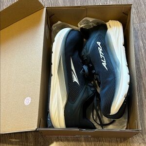 NWB Altra women's Torin 8.5 wide Shoes - Black/White